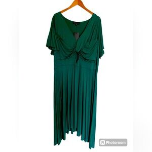 Beautiful peep triangle forest green dress. Perfect for summer.